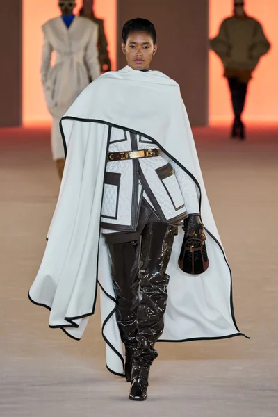 Look 10